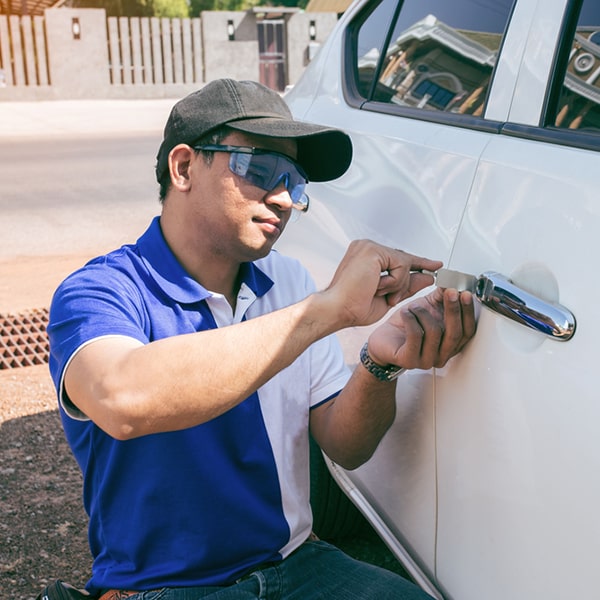 la cerrajería de autos ofrece servicios de duplicado de llaves para vehículos